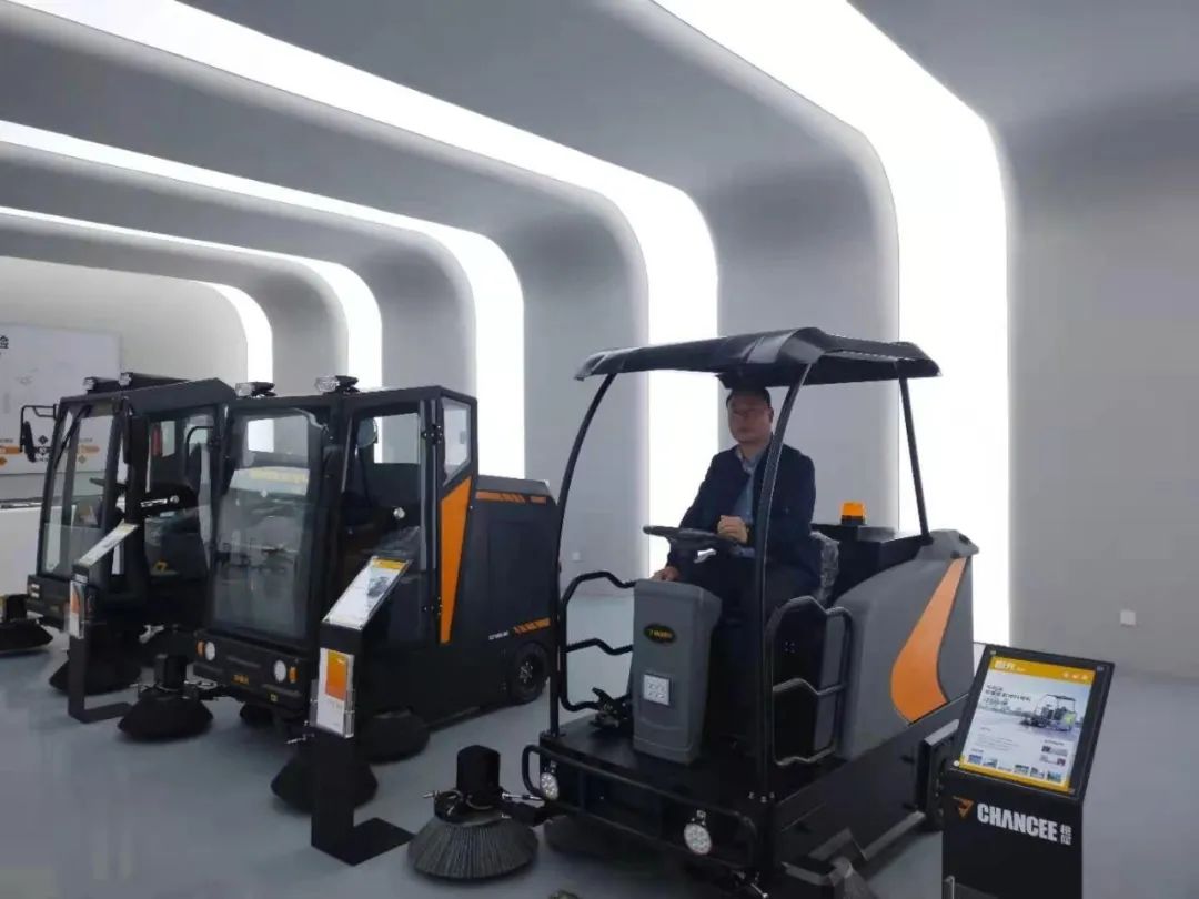 掃地機(jī)廠家的掃地機(jī)在物流園的使用