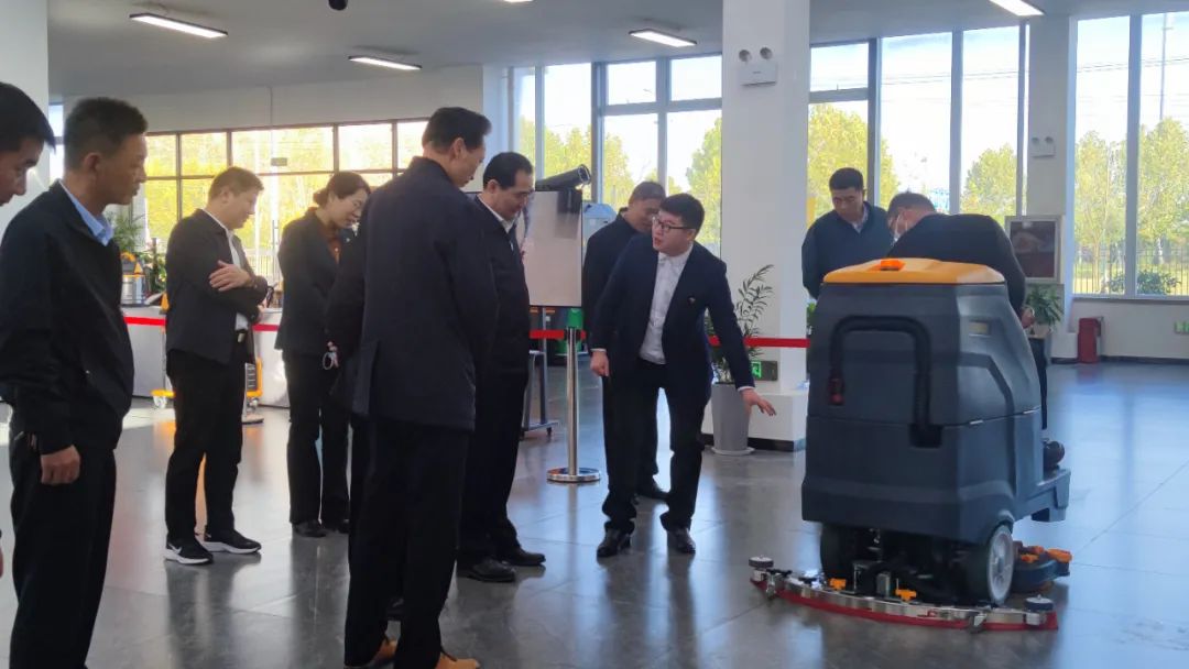 橙犀智造產(chǎn)業(yè)園迎來(lái)政府政協(xié)副主席鄭宏一行參觀指導(dǎo)