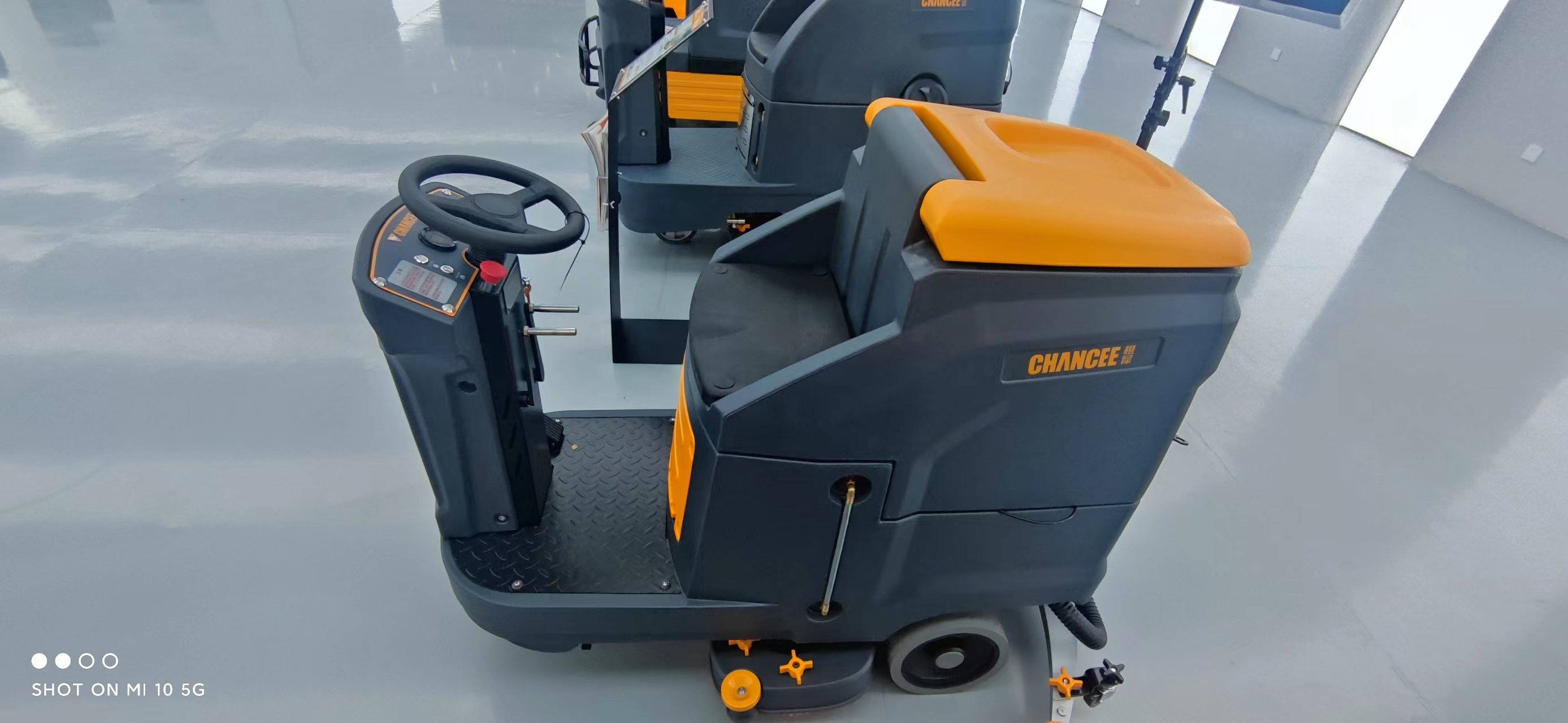 駕駛式洗地機(jī)出現(xiàn)出水不正常要怎么辦?