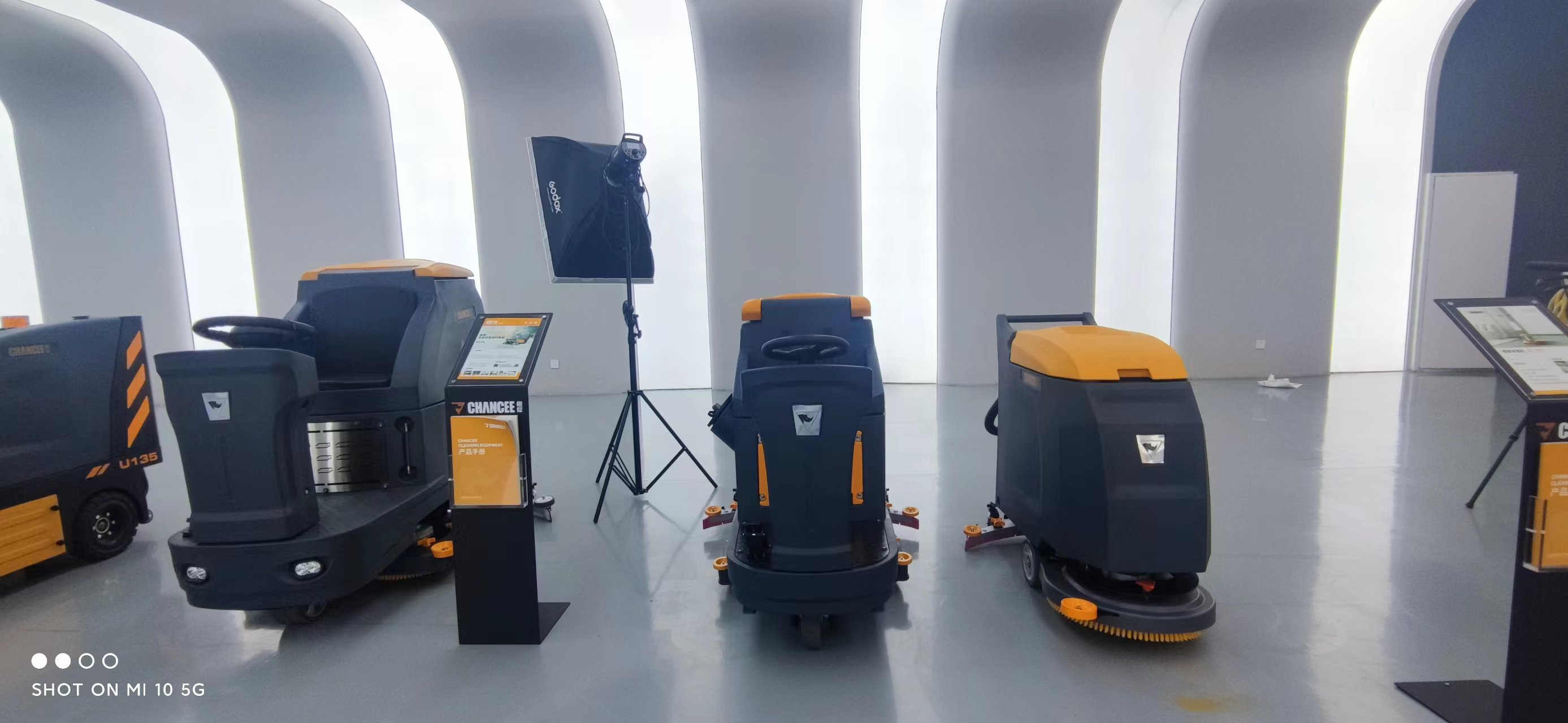 駕駛式洗地機(jī)的廣泛應(yīng)用給我們帶來(lái)了什么